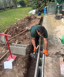 Steinmauer als Grundlage für die zukünftige Terrasse