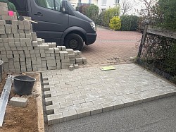 Verlegung eines Parkplatzes in Arbeit