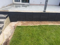 Rollrasenverlegung, Montage von Betonstufen, Terrassenerweiterung und Verlegung von Terrassenplatten.